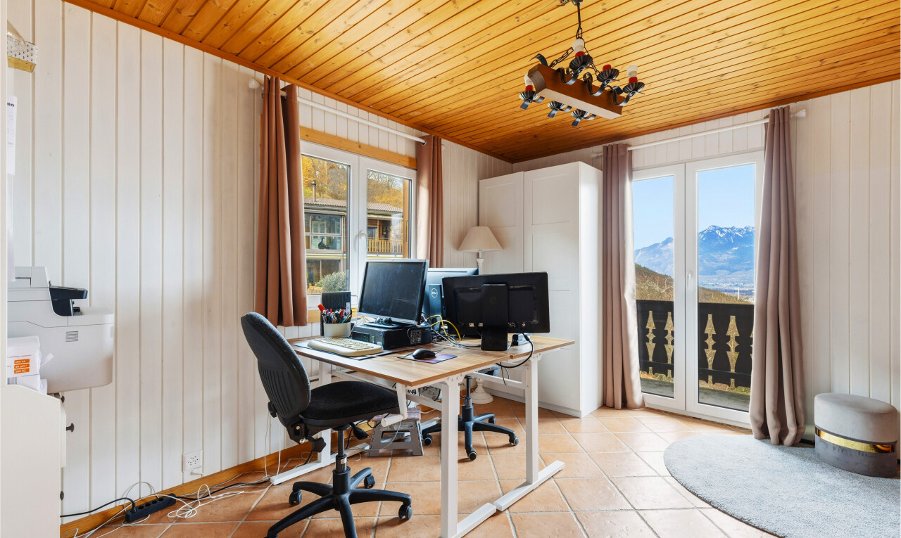 bureau avec espace bureau, lumière naturelle, natural light, inside property, et télévision
