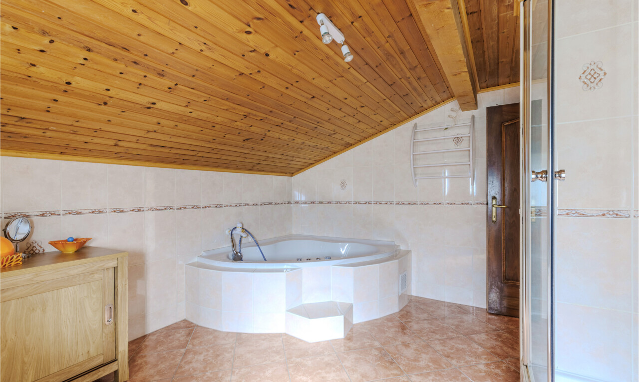 salle de bains avec plafond voûté, vaulted ceiling, salle de bain complète, douche, et wood ceiling