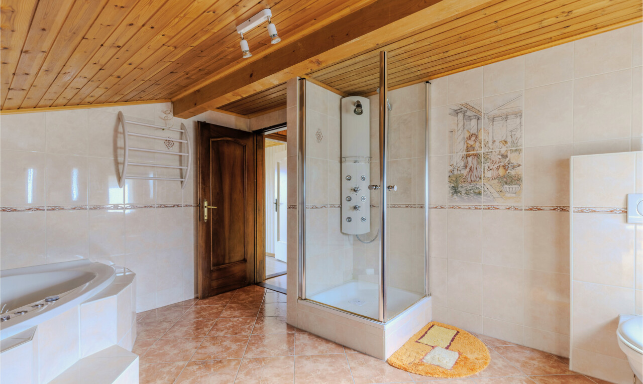 salle de bains avec tile wall, mur en carrelage, douche, salle de bain complète, et wood ceiling