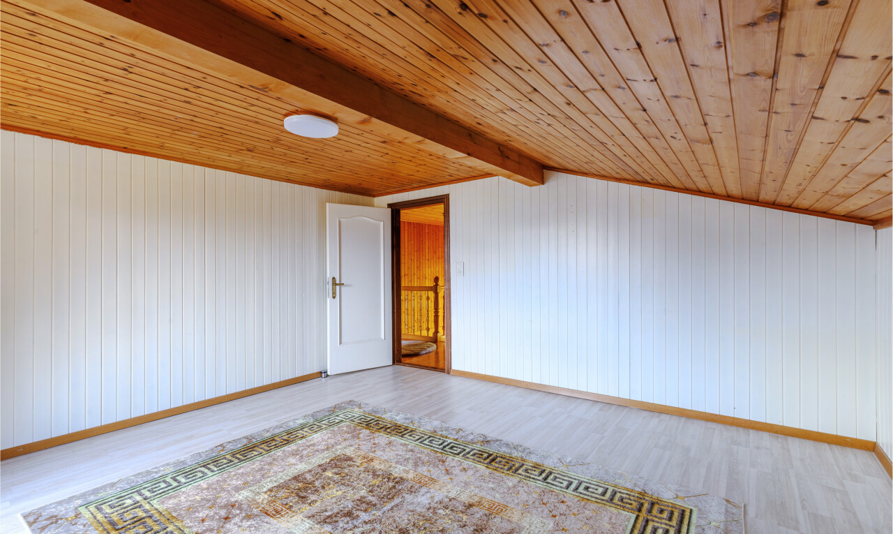 pièce vide avec inside property, plafond à poutres, beamed ceiling, plafond en bois, et wood ceiling