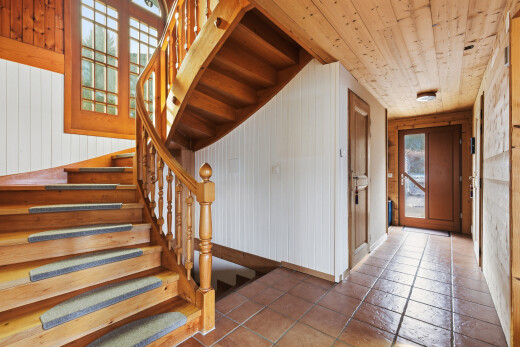 treppe mit natürliches licht, natural light, inside property, treppen, und holzwand