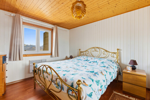 zimmer / schlafzimmer mit natürliches licht, natural light, holzwand, wood wall, und day time
