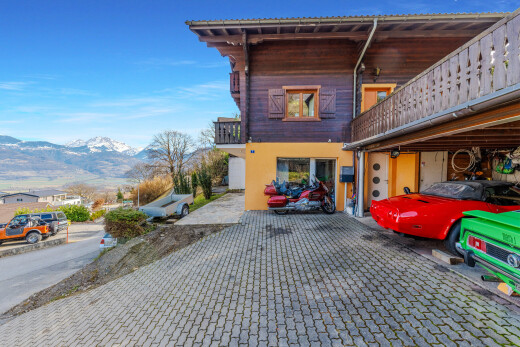außenansicht mit balkon, blick auf die berge, mountain view, holzverkleidung, und day time