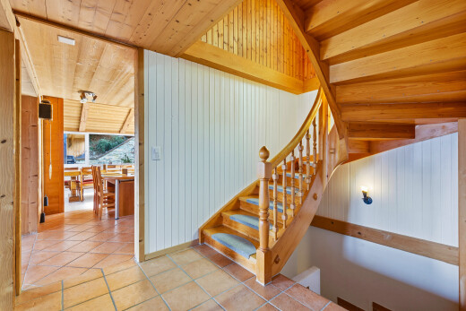 treppe mit treppen, natural light, natürliches licht, inside property, und wood ceiling