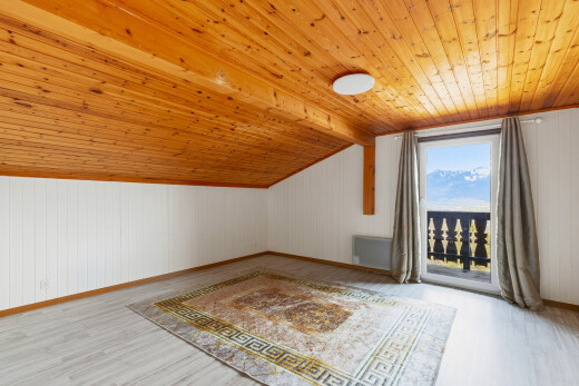 leerer raum mit niedrige decke, low ceiling, holzwand, wood wall, und dachschräge