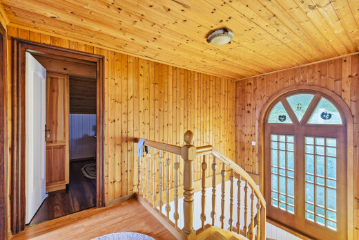 treppe mit holzdecke, wood ceiling, inside property, holzfußboden, und wood finish floor