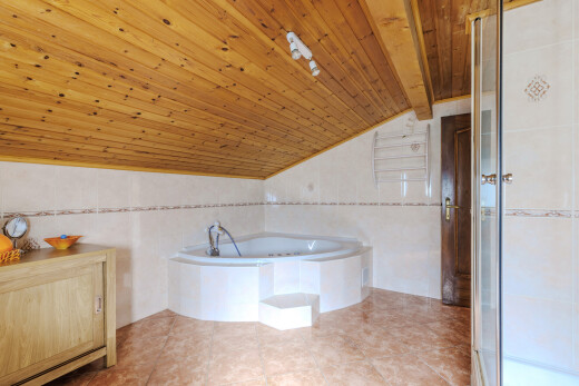 bad mit dachschräge, vaulted ceiling, komplettes badezimmer, dusche, und wood ceiling