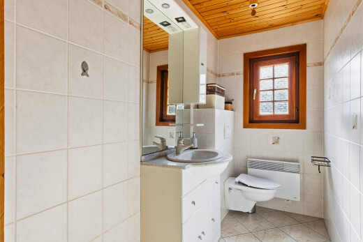 bad mit tile wall, fliesenwand, wood ceiling, holzdecke, und schminktisch