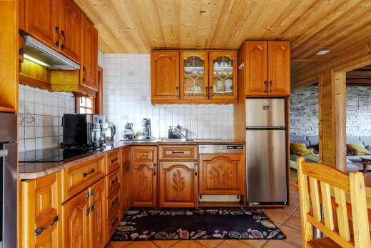 küche mit bogenförmige schränke, arched cabinets, kühlschrank, hochgezogene schränke, und raised cabinets