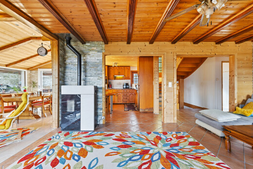zimmer / schlafzimmer mit balkendecke, beamed ceiling, holzdecke, wood ceiling, und holzofen