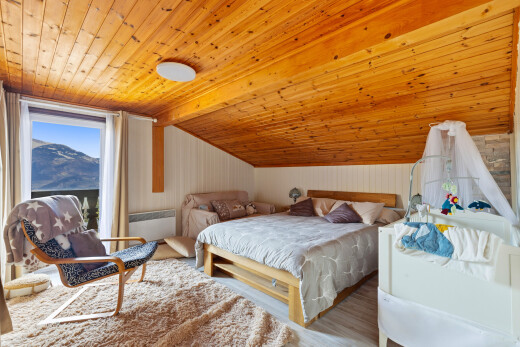 zimmer / schlafzimmer mit low ceiling, niedrige decke, vaulted ceiling, dachschräge, und inside property