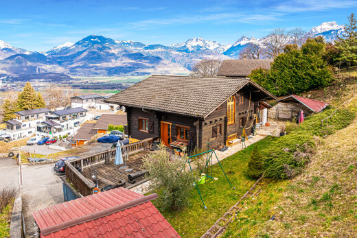 außenansicht mit blick auf die berge, mountain view, day time, drone view, und rasen