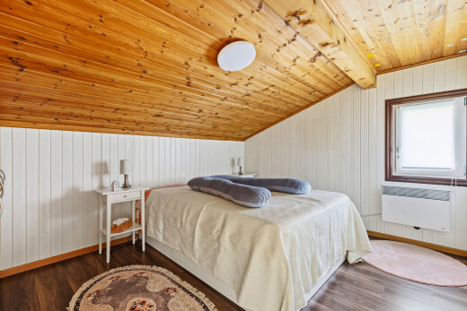 zimmer / schlafzimmer mit raumheizung, zusätzliches zimmer, vaulted ceiling, dachschräge, und wood finish floor