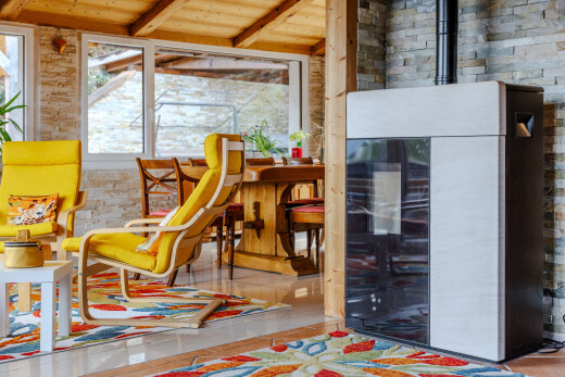 wohnzimmer mit brick wall, ziegelwand, inside property, beamed ceiling, und balkendecke