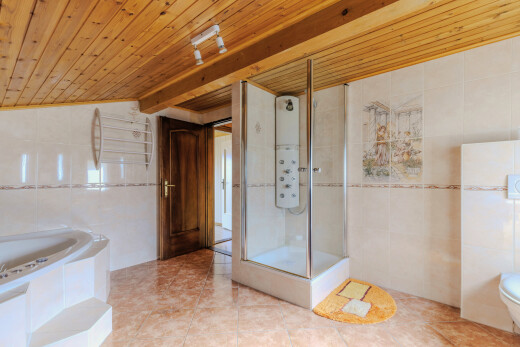 bad mit tile wall, fliesenwand, dusche, komplettes badezimmer, und wood ceiling