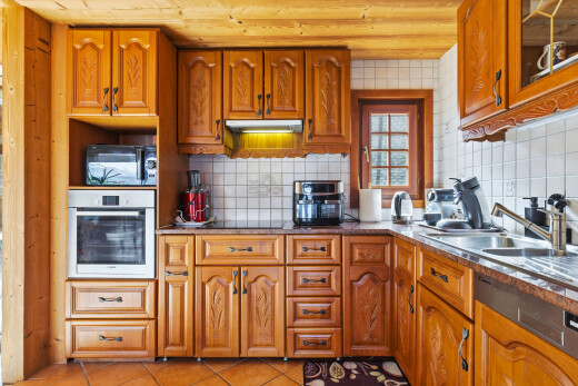 küche mit ofen, bogenförmige schränke, arched cabinets, mittelbraune schränke, und medium brown cabinets