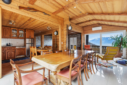 esszimmer mit holzdecke, wood ceiling, fliesenboden, tile floor, und natürliches licht