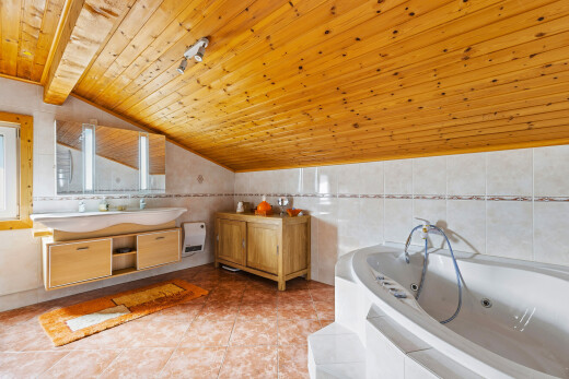 bad mit doppelwaschtisch, komplettes badezimmer, dachschräge, vaulted ceiling, und bad