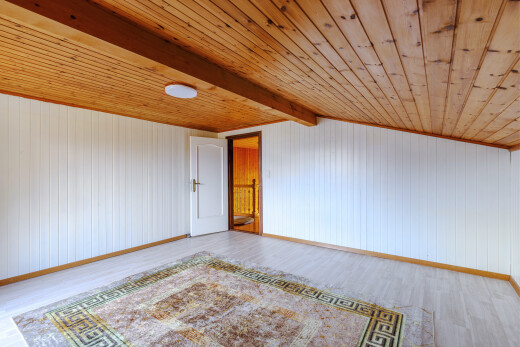 leerer raum mit inside property, balkendecke, beamed ceiling, holzdecke, und wood ceiling