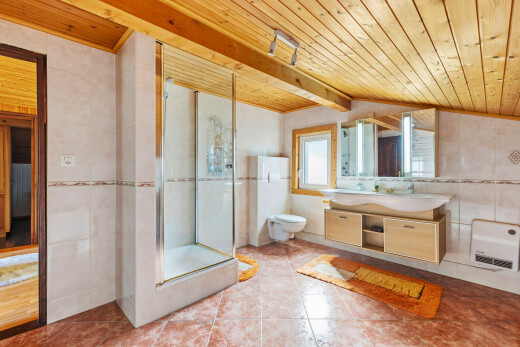 bad mit dusche, tile wall, fliesenwand, wood ceiling, und holzdecke