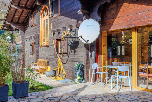 terrasse mit terrasse und essbereich im freien