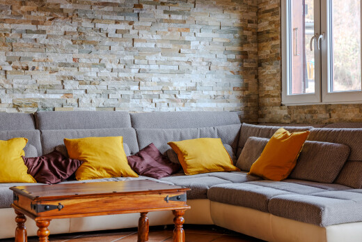 wohnzimmer mit natürliches licht, natural light, inside property, steinwand, und stone wall