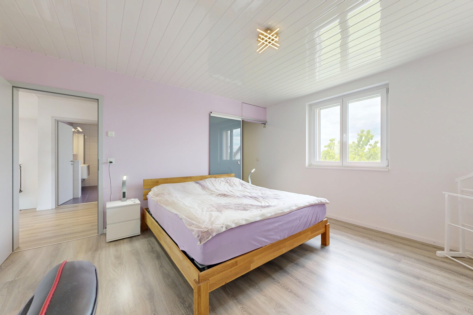 zimmer / schlafzimmer mit wood finish floor, holzfußboden, inside property, natural light, und natürliches licht