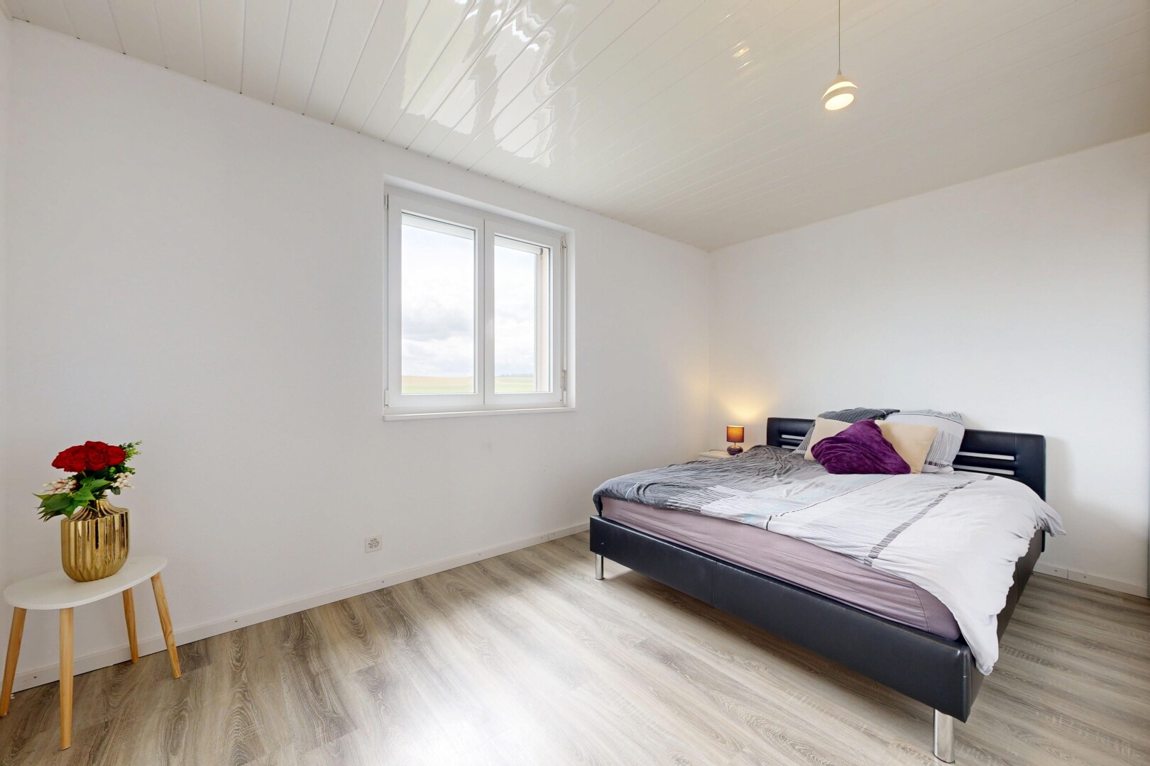 zimmer / schlafzimmer mit wood finish floor, holzfußboden, inside property, drywall, und gipskartonwand