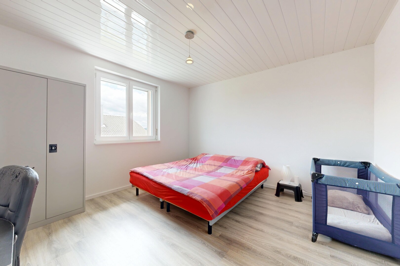 zimmer / schlafzimmer mit natürliches licht, natural light, holzdecke, wood ceiling, und holzfußboden