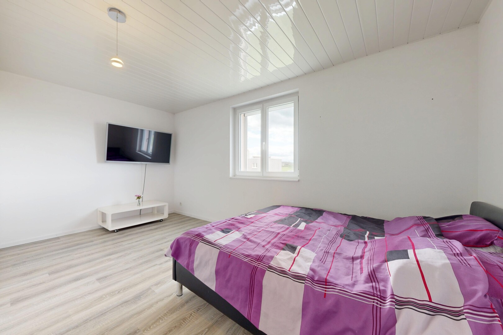 zimmer / schlafzimmer mit holzfußboden, wood finish floor, gipskartonwand, drywall, und inside property