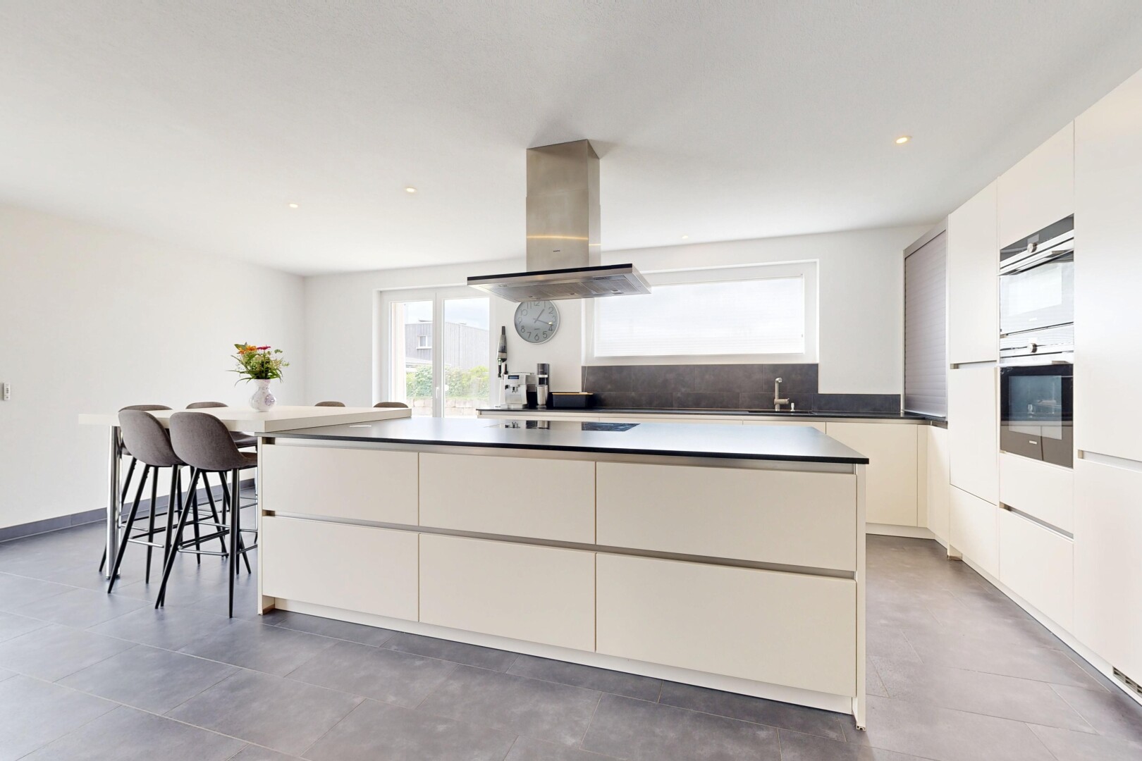 küche mit schränke mit flachen paneelen, flat panel cabinets, dunstabzugshaube, kücheninsel, und kitchen island