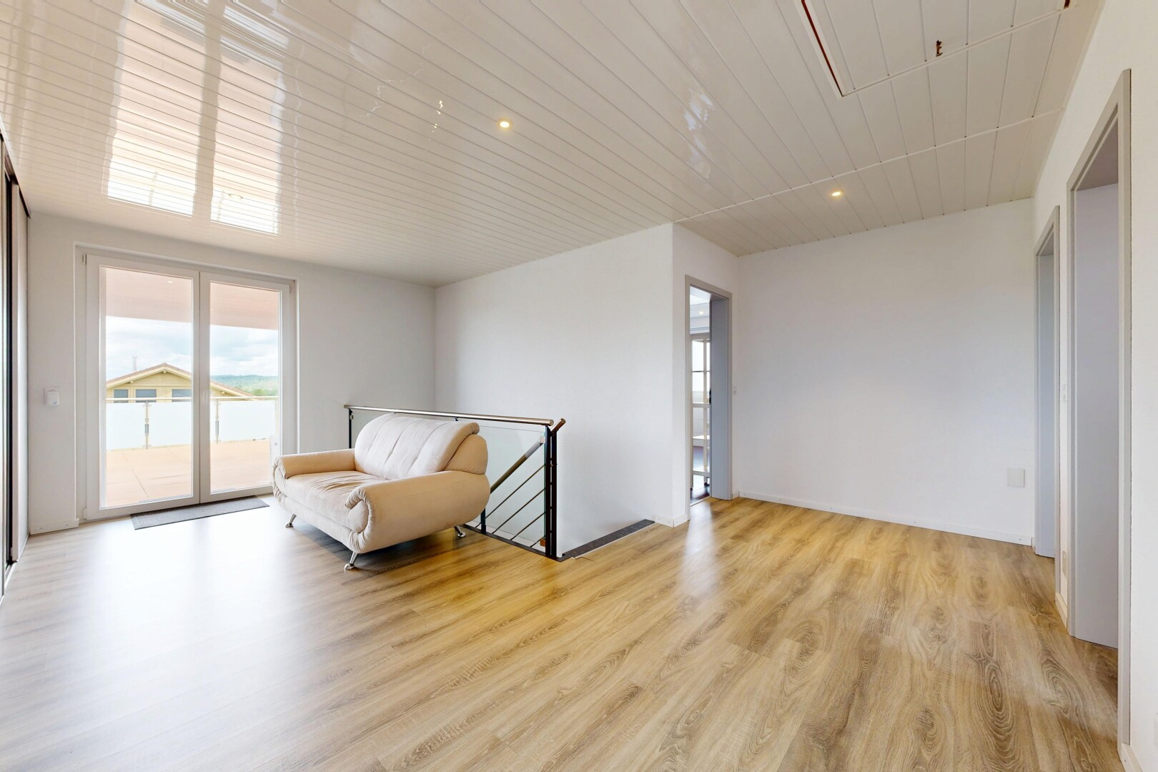 wohnzimmer mit holzfußboden, wood finish floor, inside property, einbauleuchten, und recessed lighting