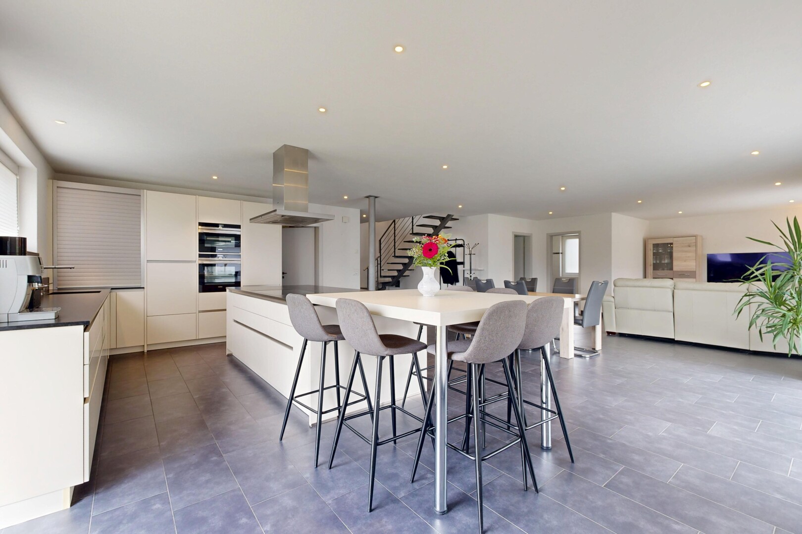 küche mit öffnet sich zum wohnraum, opens to living area, kücheninsel, kitchen island, und küchenbar