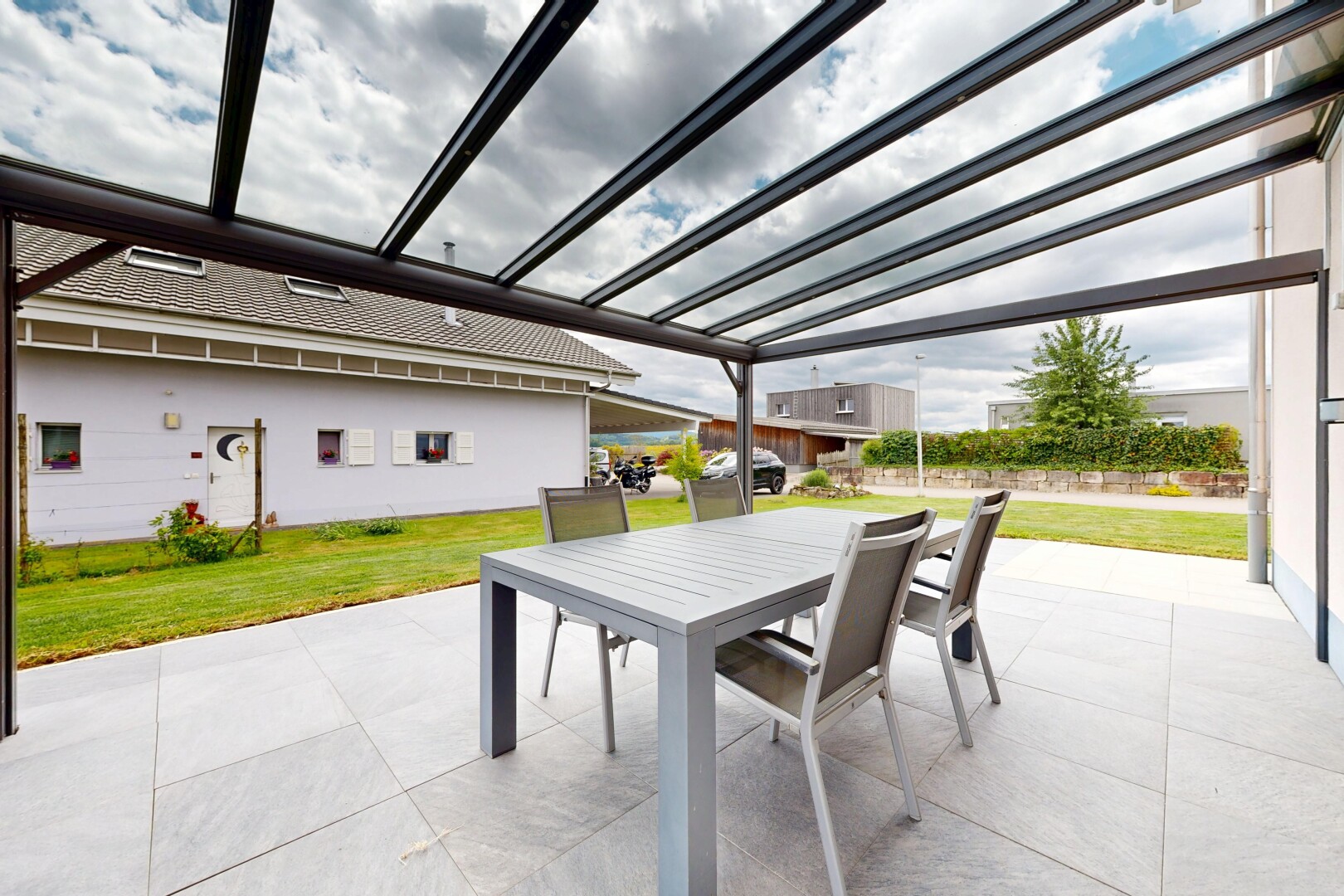 terrasse mit rasen, from property, essbereich im freien, terrasse, und pergola