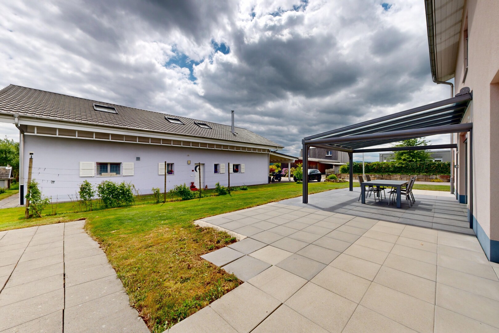 terrasse mit essbereich im freien, rasen, terrasse, markise, und property visible