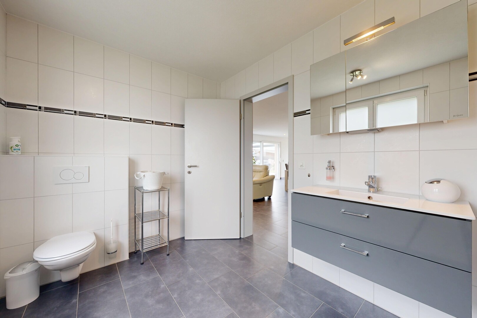 bad mit fliesenwand, tile wall, spiegel, schminktisch, und fliesenboden