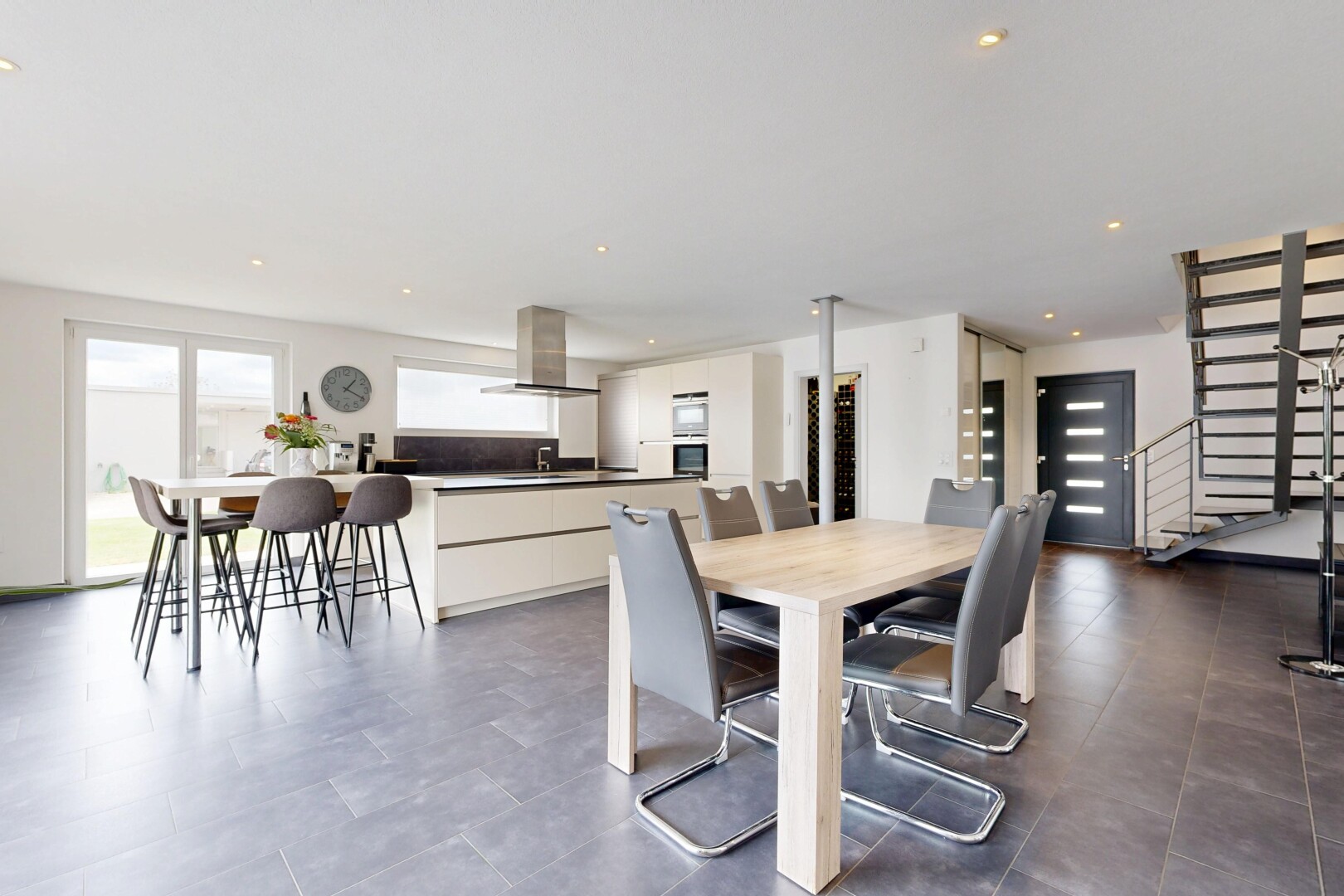 esszimmer mit treppen, natural light, natürliches licht, inside property, und drywall