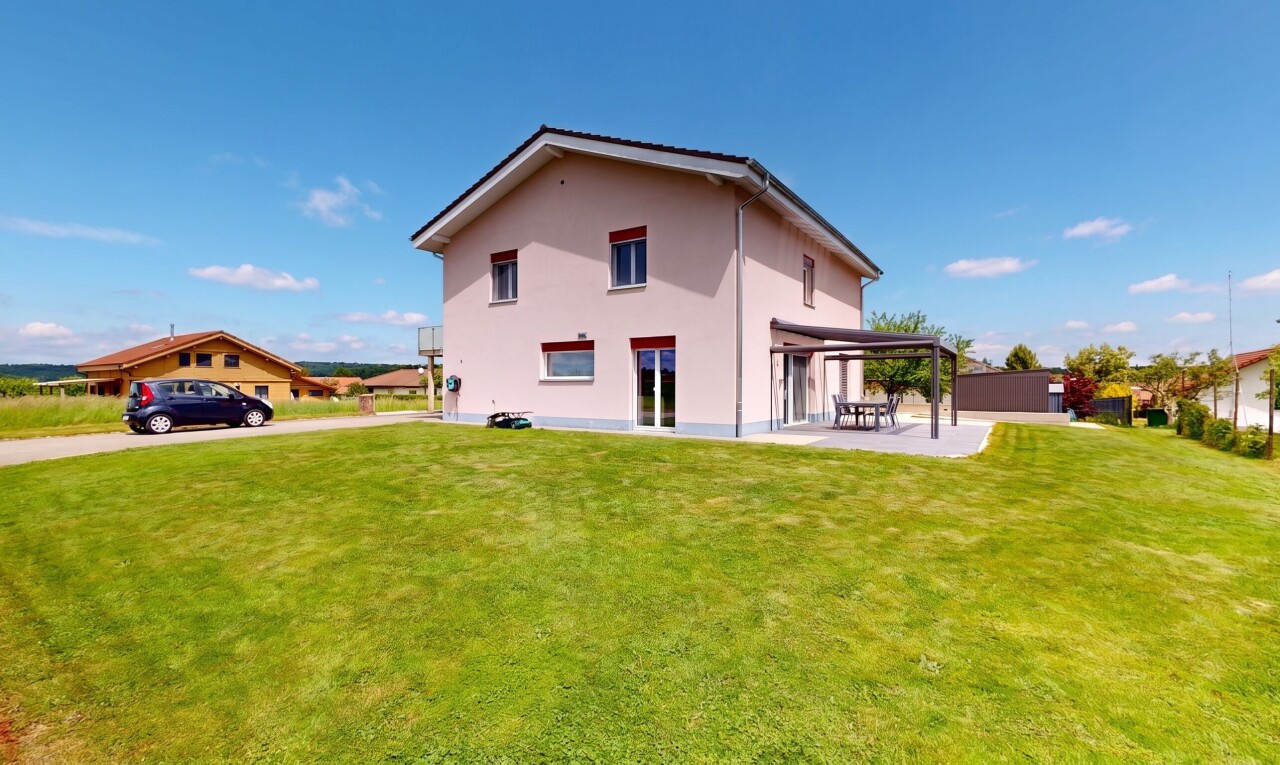 außenansicht mit property visible, rasen, day time, stuckverkleidung, und terrasse
