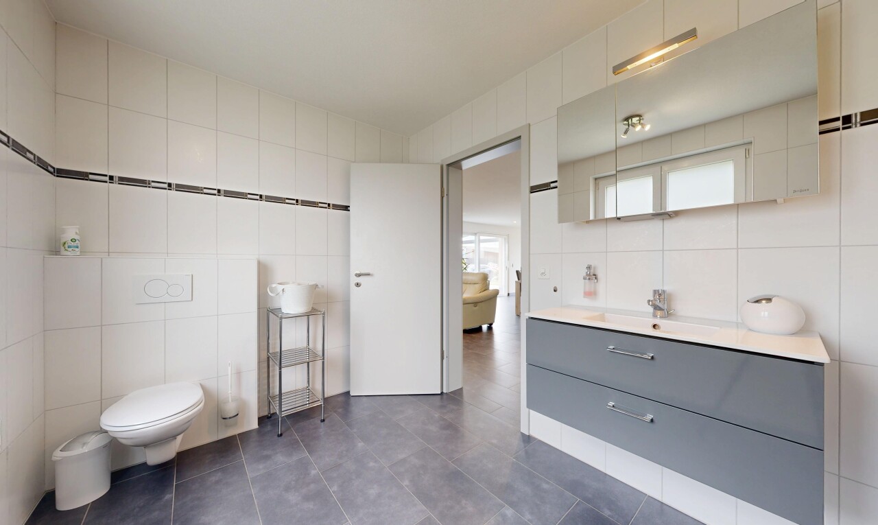 bad mit fliesenwand, tile wall, spiegel, schminktisch, und fliesenboden