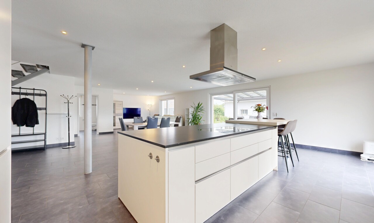 küche mit öffnet sich zum wohnraum, opens to living area, kücheninsel, kitchen island, und natürliches licht