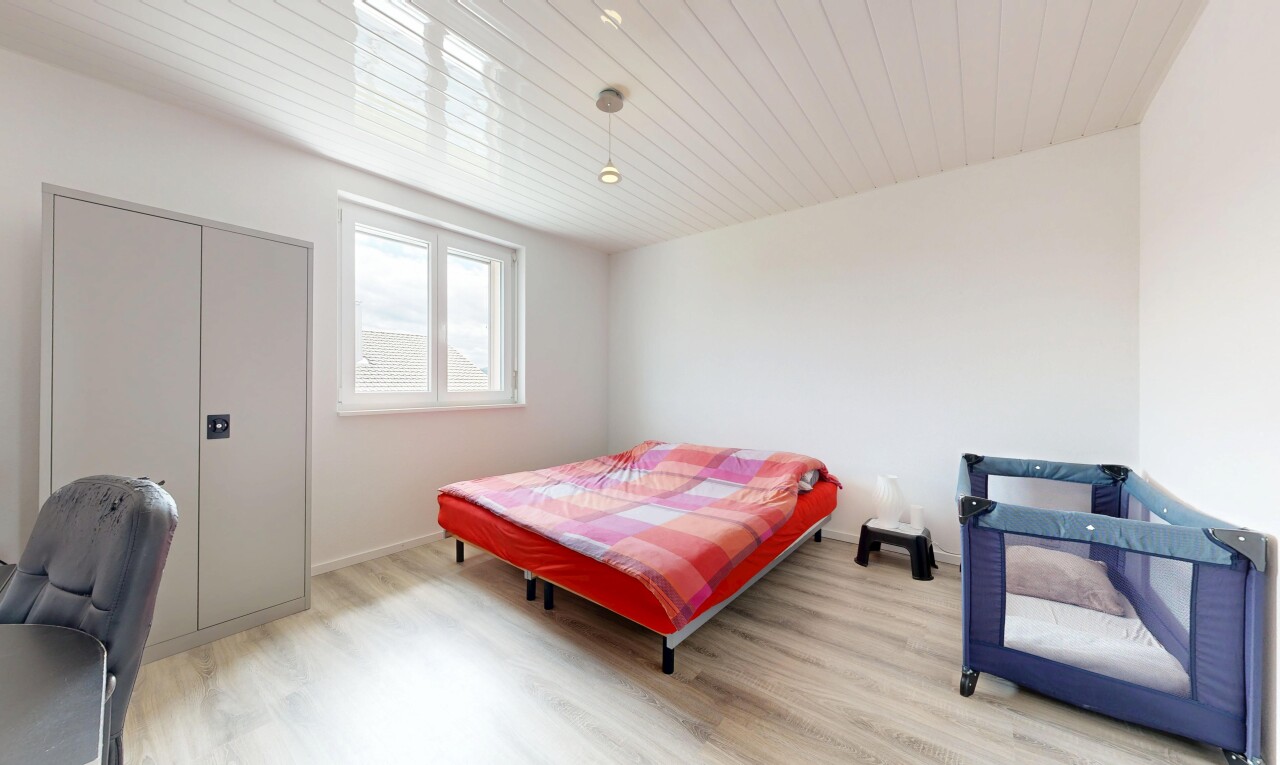 zimmer / schlafzimmer mit natürliches licht, natural light, holzdecke, wood ceiling, und holzfußboden