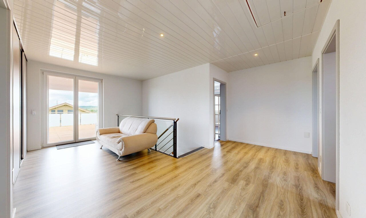 wohnzimmer mit holzfußboden, wood finish floor, inside property, einbauleuchten, und recessed lighting