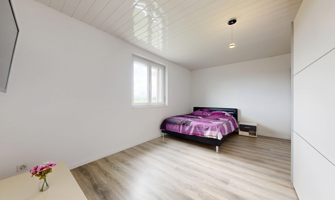 zimmer / schlafzimmer mit holzfußboden, wood finish floor, inside property, gipskartonwand, und drywall
