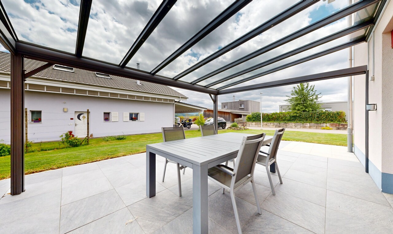 terrasse mit rasen, from property, essbereich im freien, terrasse, und pergola