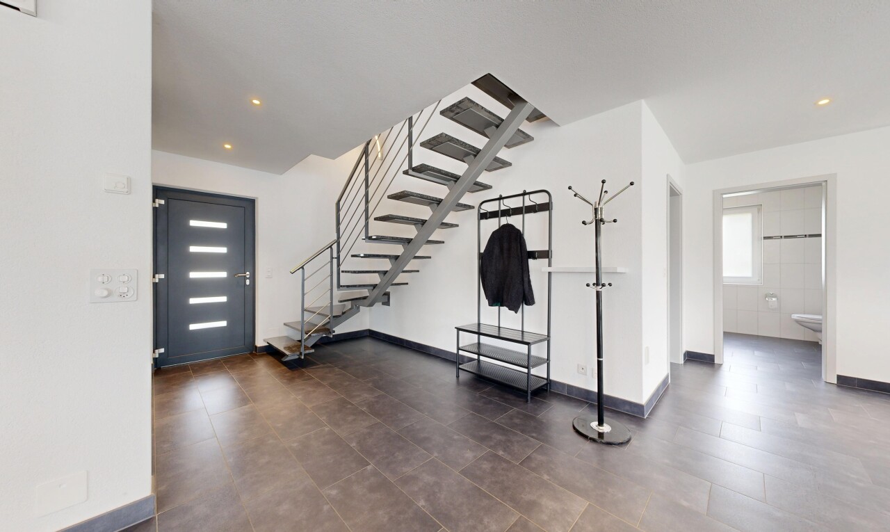 treppe mit treppen, drywall, gipskartonwand, inside property, und baseboards wall