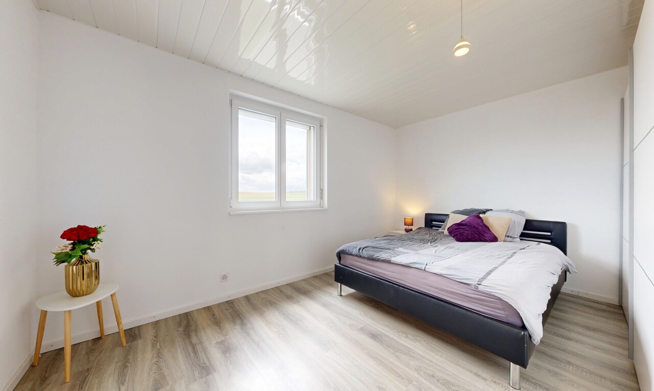 zimmer / schlafzimmer mit wood finish floor, holzfußboden, inside property, drywall, und gipskartonwand