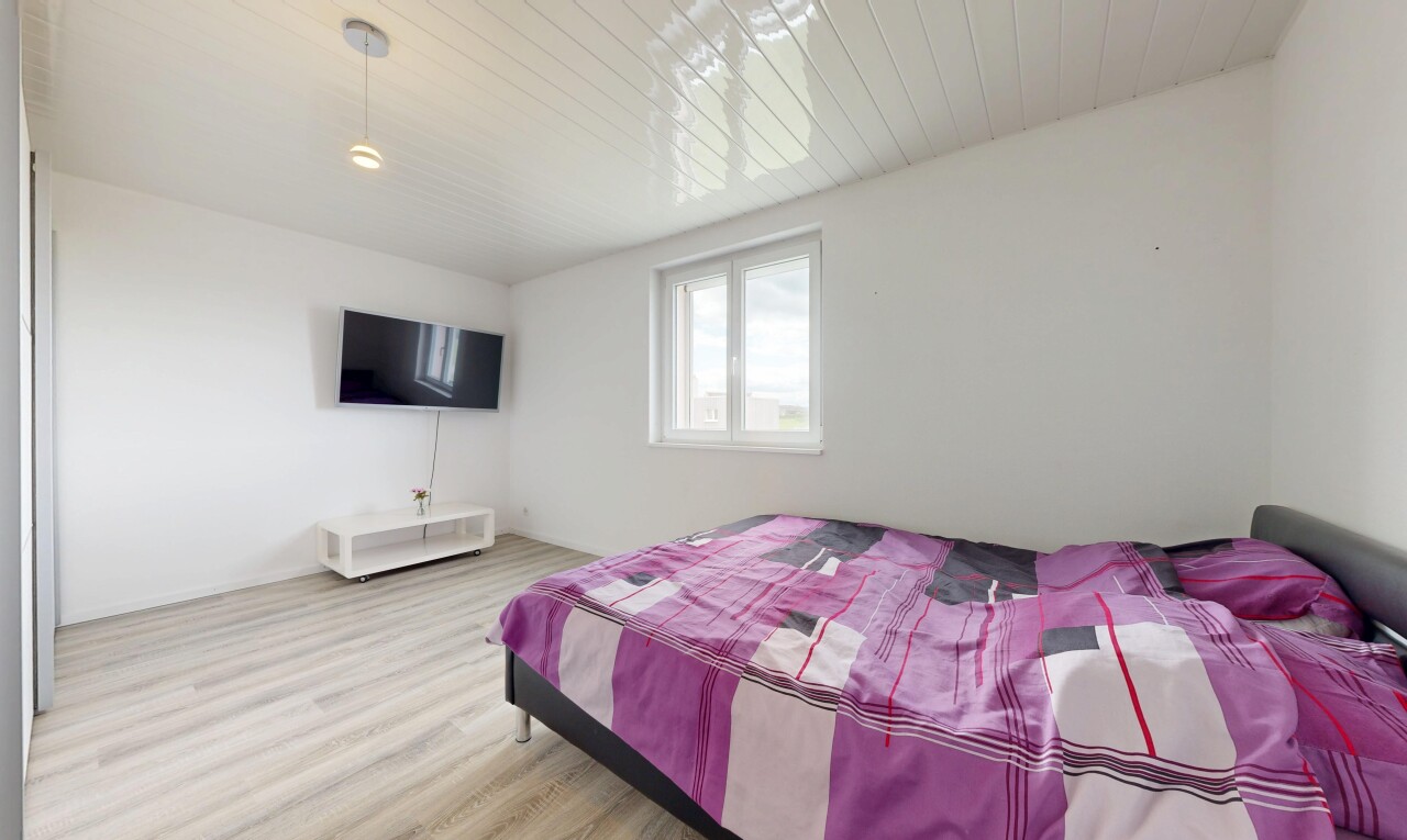 zimmer / schlafzimmer mit holzfußboden, wood finish floor, gipskartonwand, drywall, und inside property
