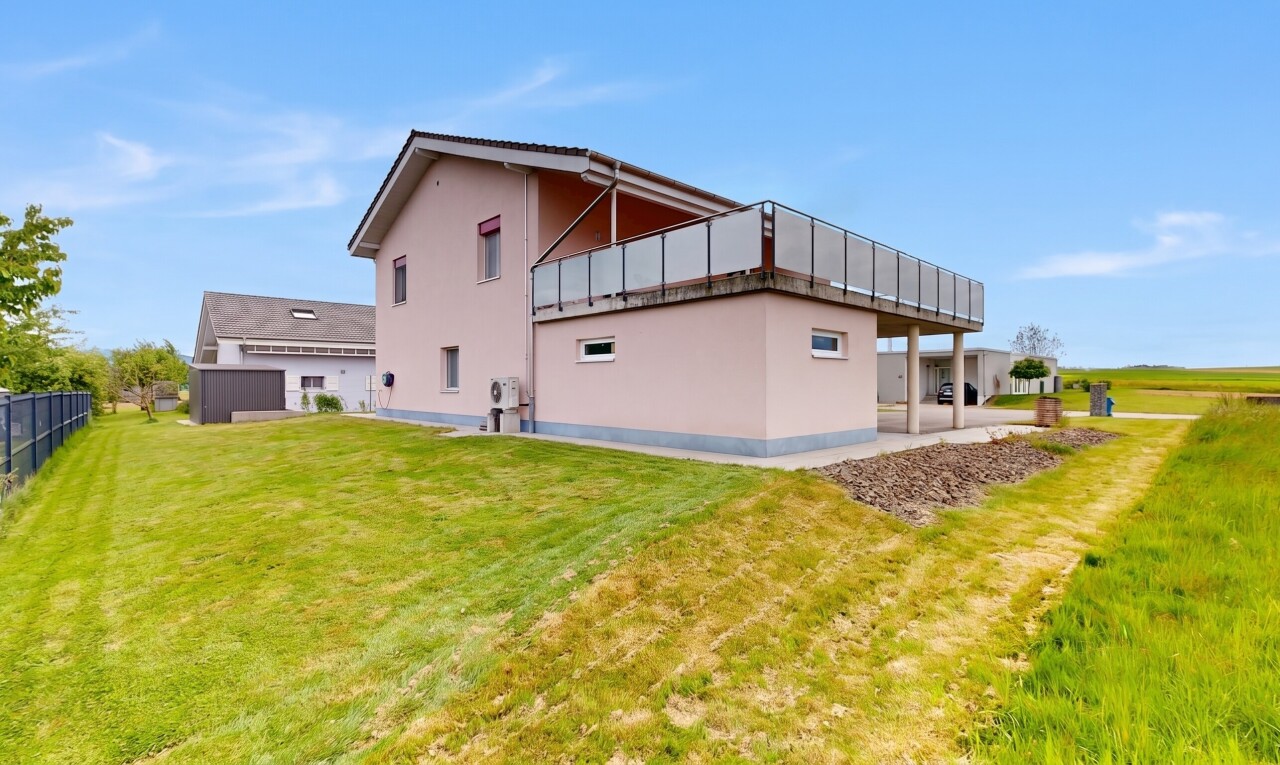 außenansicht mit property visible, stuckverkleidung, rasen, day time, und betonfundament
