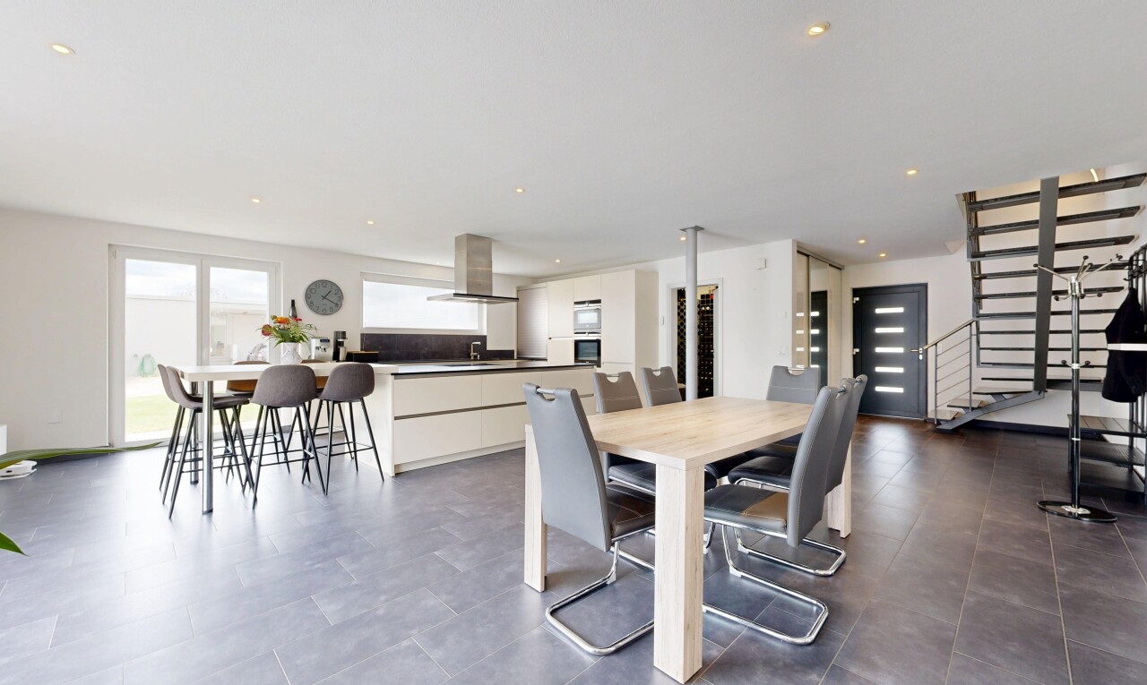 esszimmer mit treppen, natural light, natürliches licht, inside property, und drywall