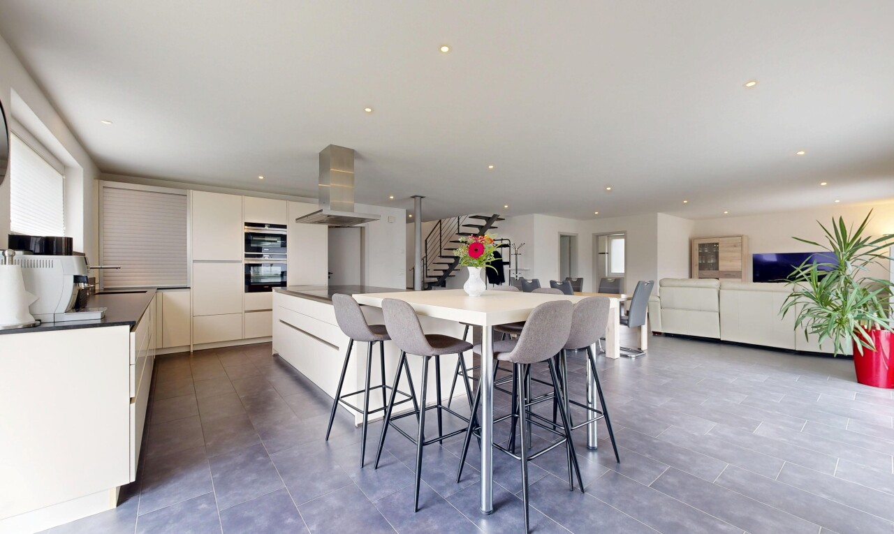 küche mit öffnet sich zum wohnraum, opens to living area, kücheninsel, kitchen island, und küchenbar